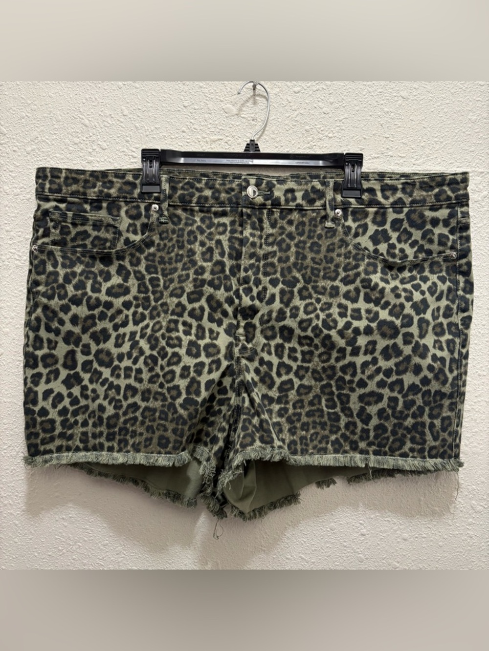Good American Cut Off Sage Leopard Shorts Size 24